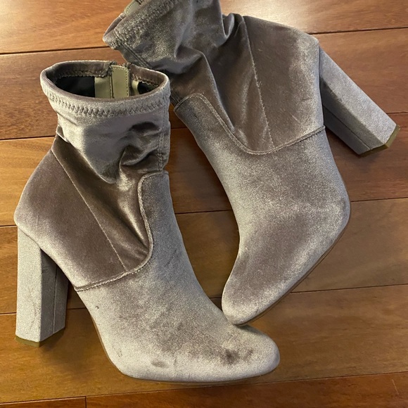 4” lavender velvet boot heals - Picture 4 of 8